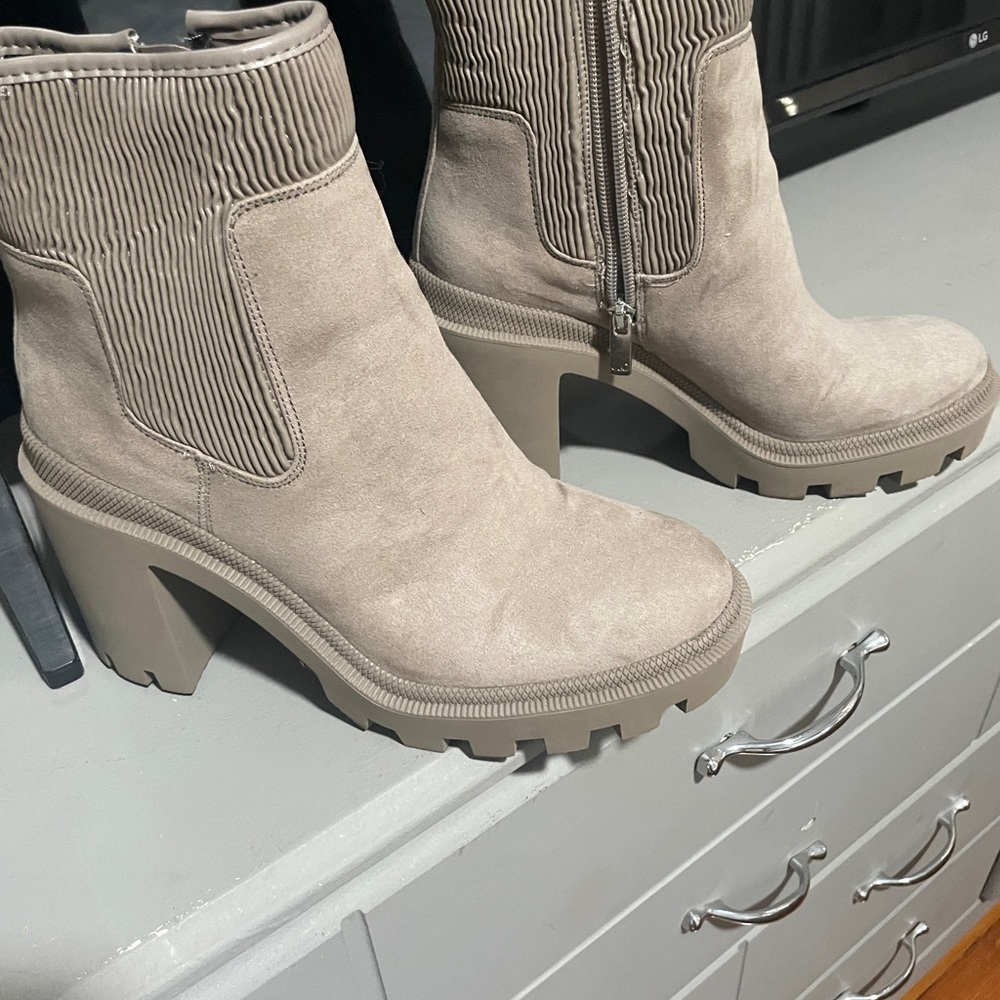 booties - Picture 2 of 6
